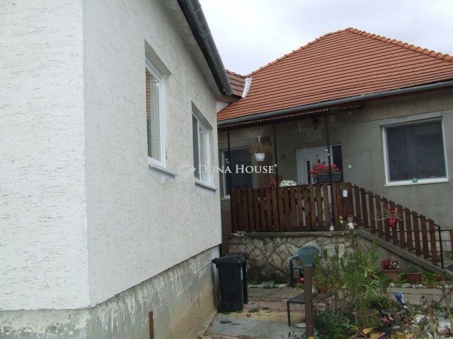 Eladó családi ház, Esztergomban 90 M Ft, 5 szobás