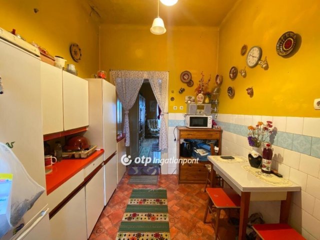 Eladó téglalakás, Pápán 5 M Ft, 1 szobás