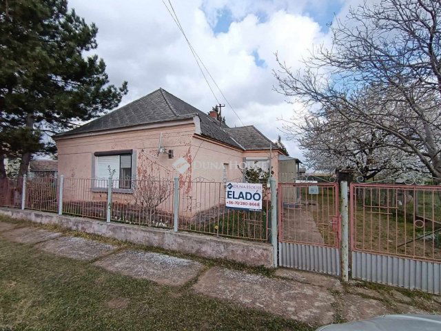 Eladó családi ház, Bakonybánkon 20.9 M Ft, 2 szobás