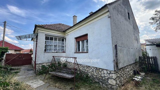 Eladó családi ház, Pápán 37.9 M Ft, 2 szobás