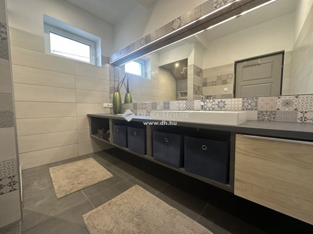 Eladó családi ház, Gödöllőn 269 M Ft, 5 szobás