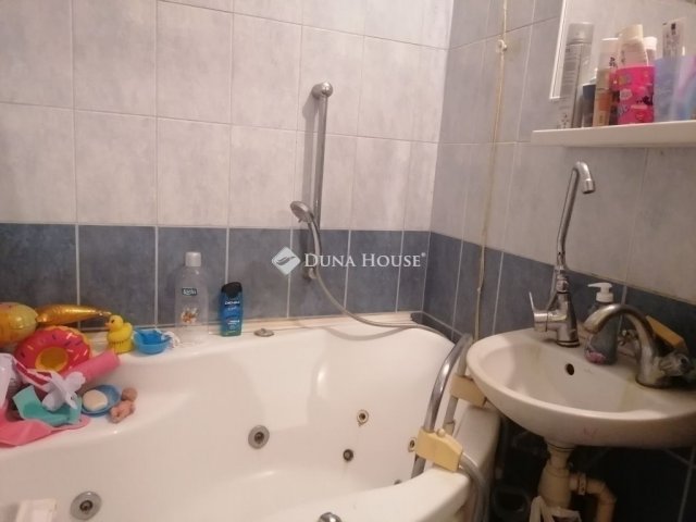 Eladó panellakás, Pécsett 42.99 M Ft, 3 szobás