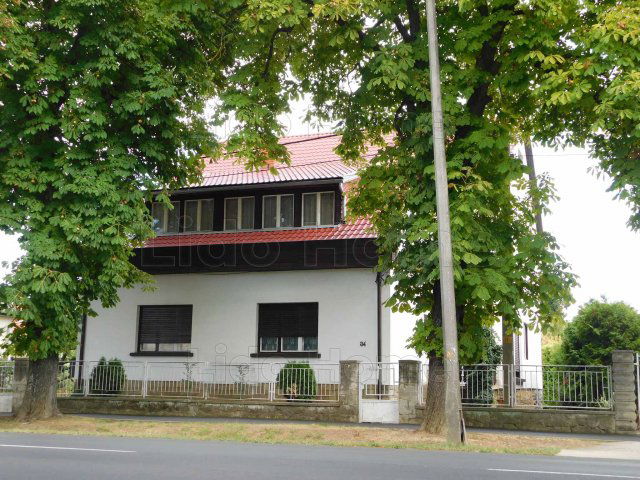 Eladó családi ház, Keszthelyen 105 M Ft, 10 szobás