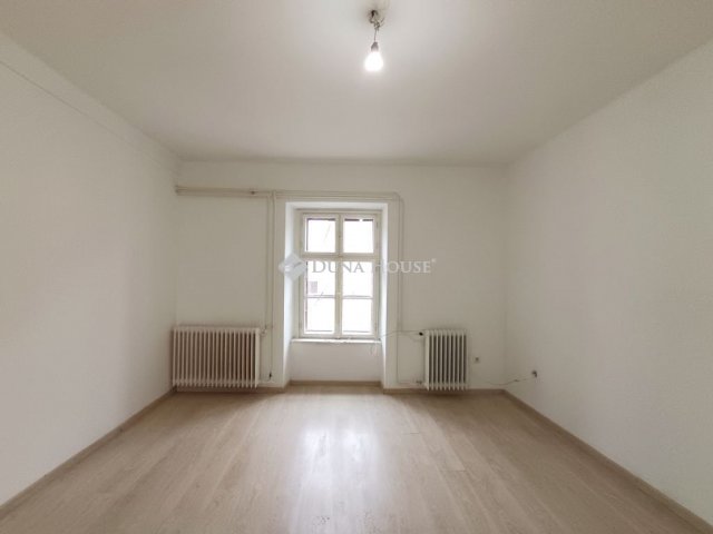 Eladó téglalakás, Sopronban 30.5 M Ft, 1 szobás