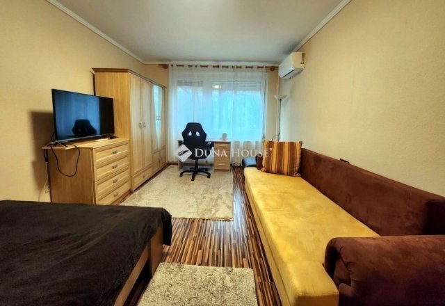 Eladó panellakás, Pécsett 47.9 M Ft, 3 szobás