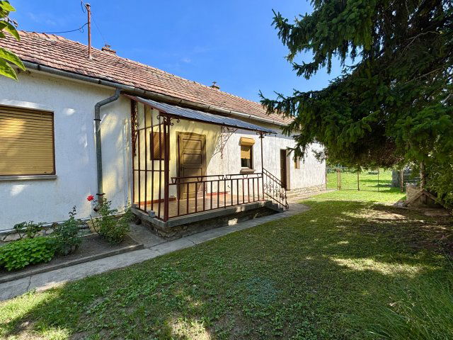 Eladó családi ház, Pécselyen 52 M Ft, 2 szobás