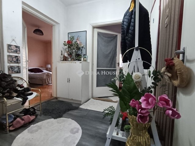 Eladó családi ház, Esztergomban 74.9 M Ft, 4 szobás