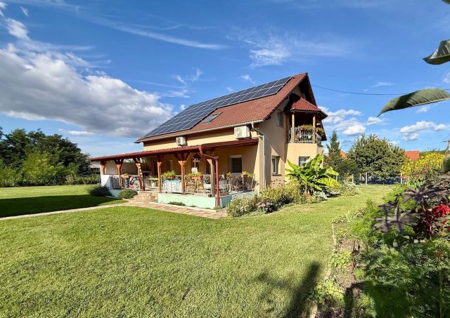 Eladó családi ház, Móron 144.9 M Ft, 5+1 szobás