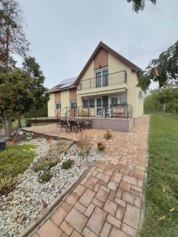 Eladó családi ház, Balatonfűzfőn 149.9 M Ft, 2+5 szobás