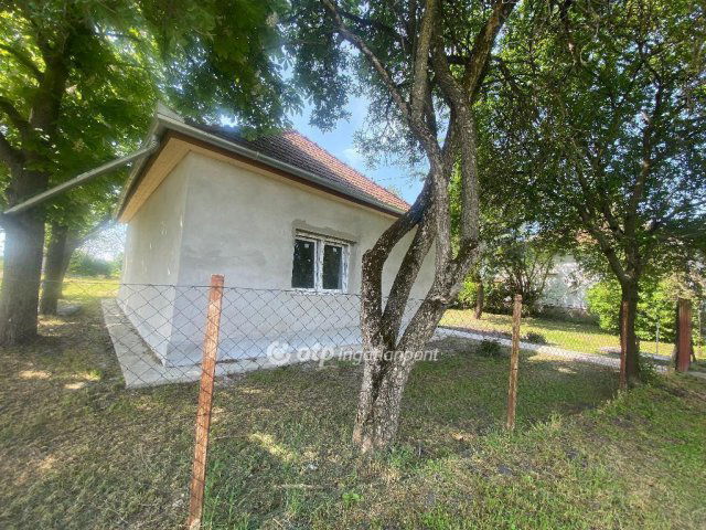 Eladó családi ház, Újszászon 18.99 M Ft, 1 szobás