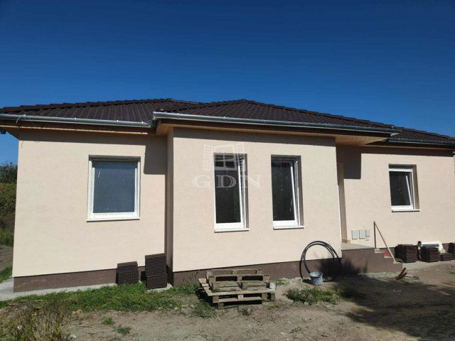 Eladó családi ház, Alsónémediben 89 M Ft, 4 szobás