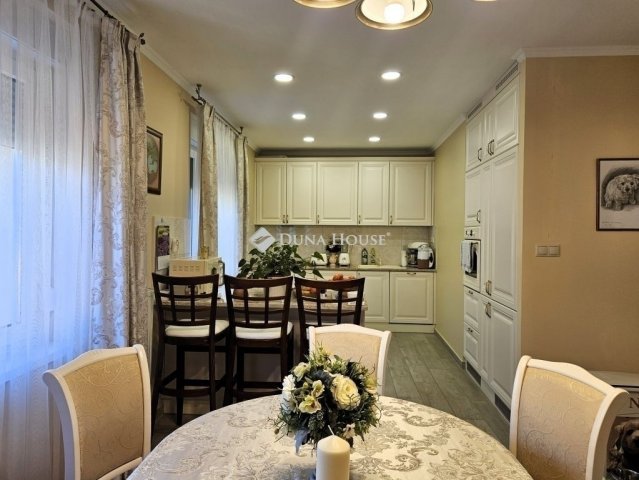 Eladó családi ház, Pécsett 199 M Ft, 5 szobás