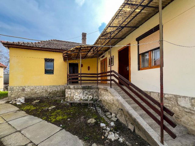 Eladó családi ház, Pápateszéren 19.8 M Ft, 4 szobás