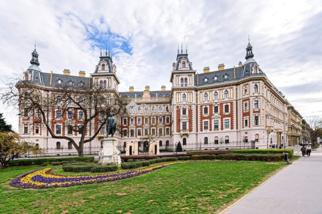 Eladó téglalakás, Budapesten, VI. kerületben 395 M Ft, 2 szobás