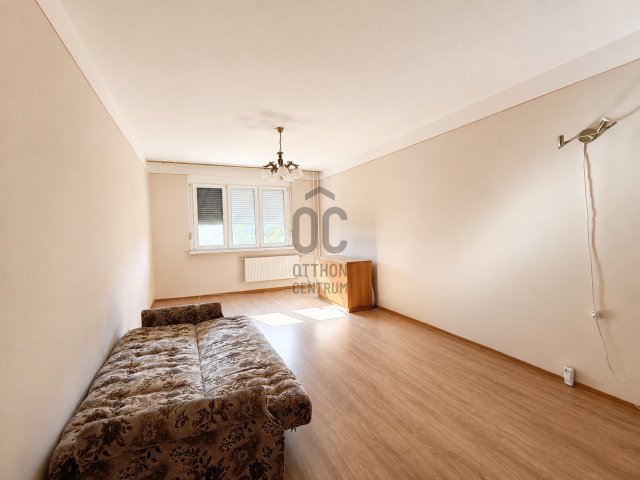 Eladó panellakás, Cegléden 42.6 M Ft, 2 szobás