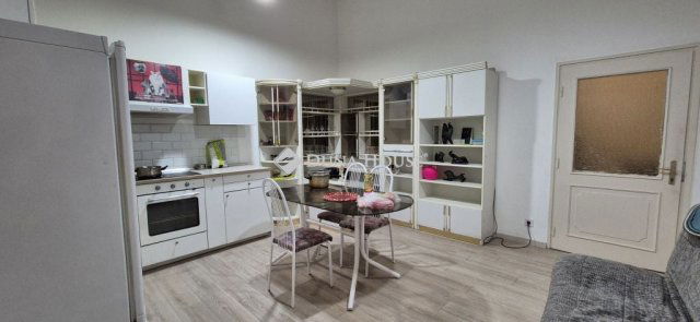 Eladó téglalakás, Budapesten, VI. kerületben, Szondi utcában