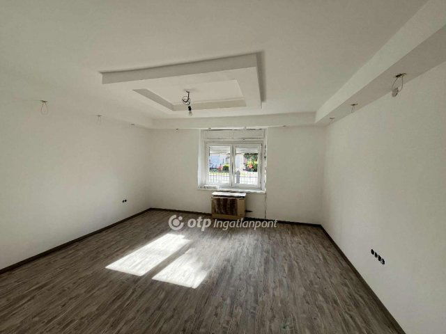Eladó családi ház, Előszálláson 40 M Ft, 2 szobás