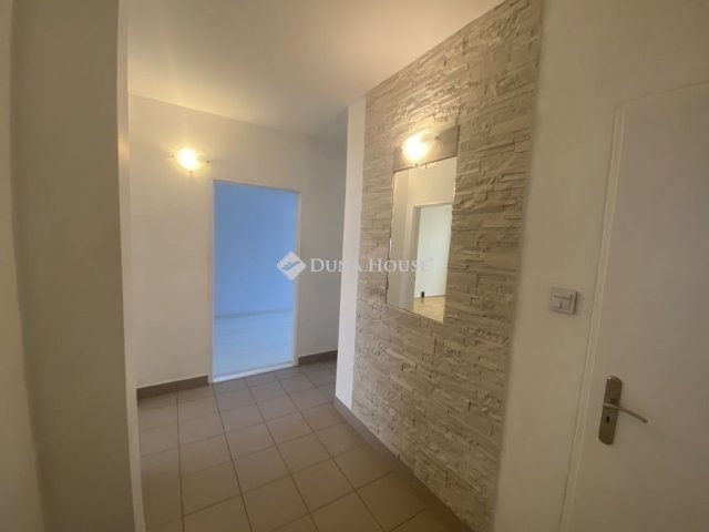 Eladó panellakás, Pécsett 49.9 M Ft, 3 szobás