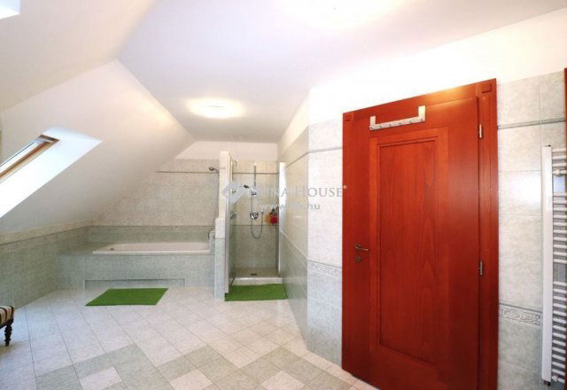 Eladó családi ház, Leányfaluban 250 M Ft, 5 szobás
