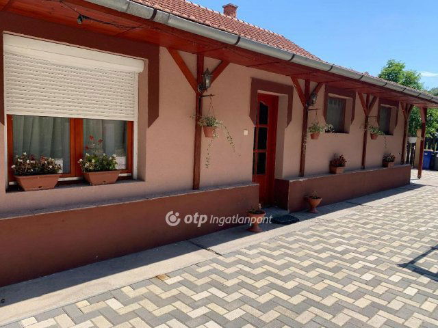 Eladó családi ház, Csemőn 54.9 M Ft, 4 szobás