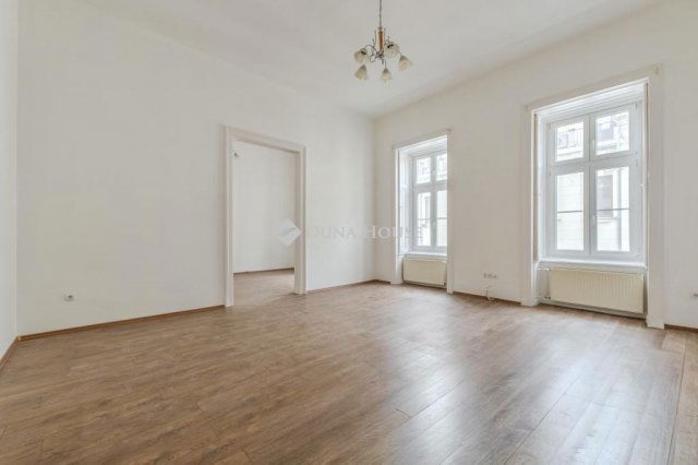 Eladó téglalakás, Budapesten, V. kerületben, Nádor utcában