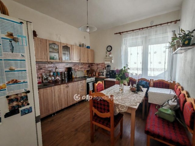 Eladó családi ház, Zsámbékon 89.9 M Ft, 5+2 szobás
