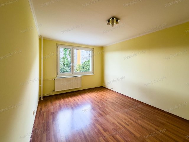 Eladó panellakás, Győrött 49.5 M Ft, 2 szobás