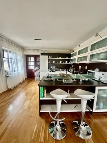 Eladó családi ház, Pécsett 235 M Ft, 4 szobás