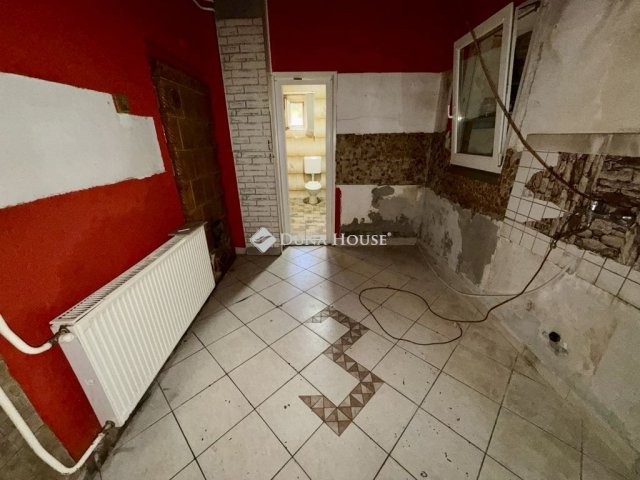 Eladó családi ház, Komlón 24.9 M Ft, 4 szobás