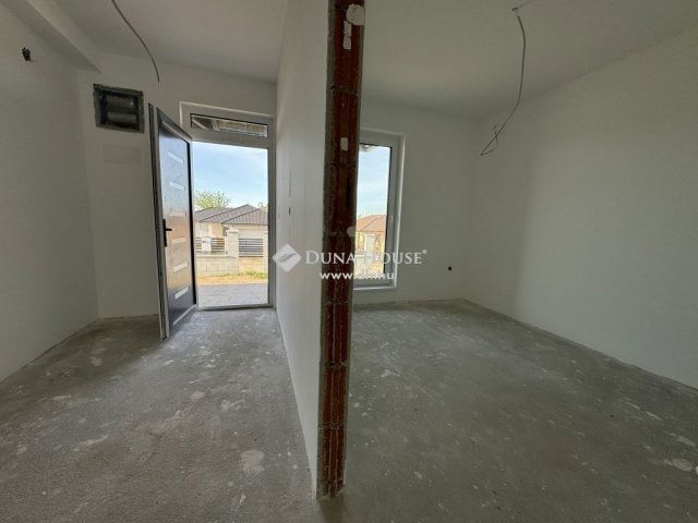 Eladó ikerház, Nagytarcsán 105 M Ft, 4 szobás