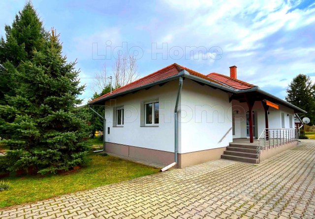 Eladó családi ház, Balatonfenyvesen 129 M Ft, 5 szobás