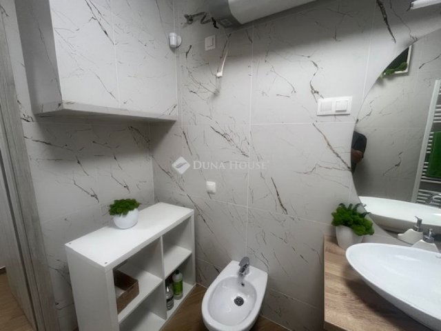 Eladó téglalakás, Pécsett 122 M Ft, 4 szobás