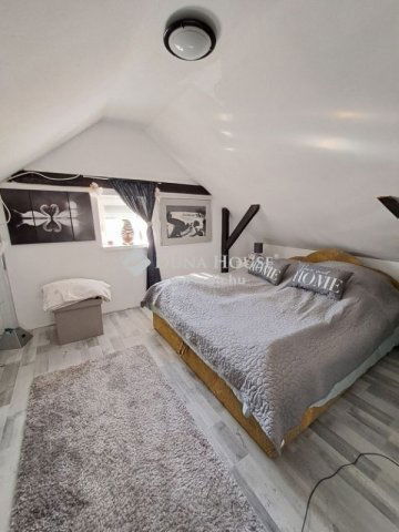 Eladó családi ház, Pécsett 49.9 M Ft, 2 szobás