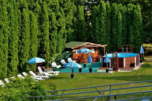 Eladó hotel, Abádszalókban, Őszike utcában 150 M Ft, 13 szobás