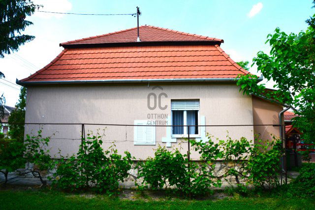 Eladó családi ház, Komáromban 75 M Ft, 4 szobás