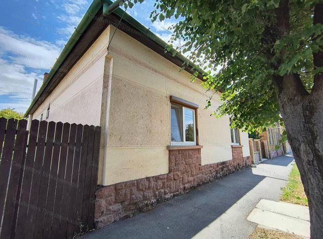 Eladó családi ház, Törökszentmiklóson 43.5 M Ft, 2 szobás