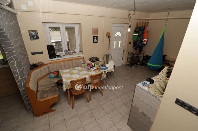 Eladó családi ház, Tasson 33 M Ft, 4 szobás