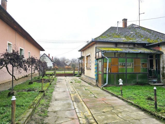 Eladó családi ház, Tótújfalun 6.9 M Ft, 4 szobás