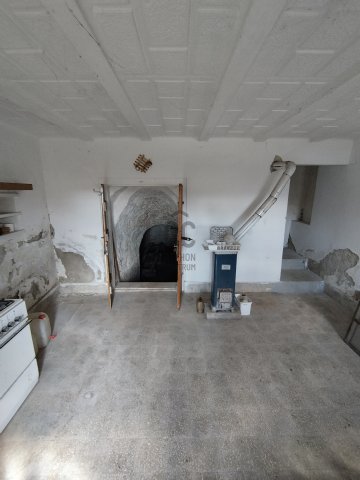 Eladó családi ház, Piliscséven 13.9 M Ft, 2 szobás