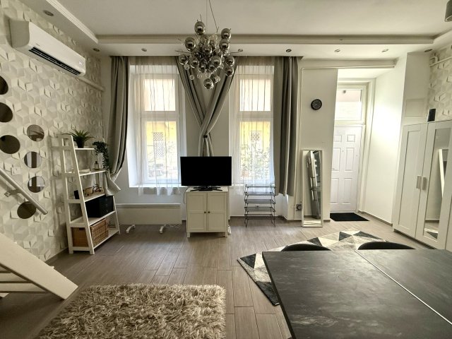 Eladó téglalakás, Budapesten, VI. kerületben 49.9 M Ft, 1 szobás