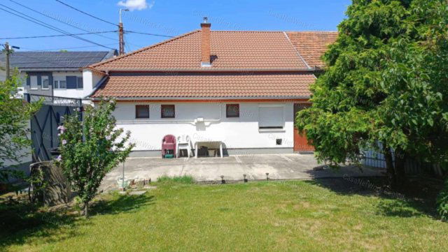 Eladó családi ház, Cegléden 49.9 M Ft, 3 szobás