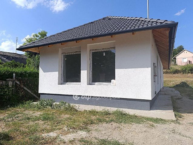 Eladó családi ház, Ercsiben 64.9 M Ft, 4 szobás