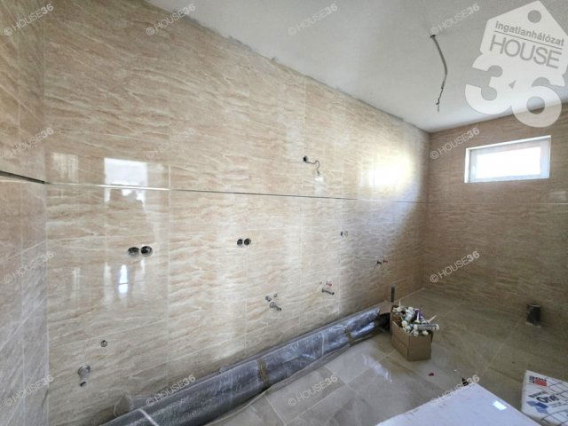 Eladó ikerház, Szolnokon 69.9 M Ft, 4 szobás