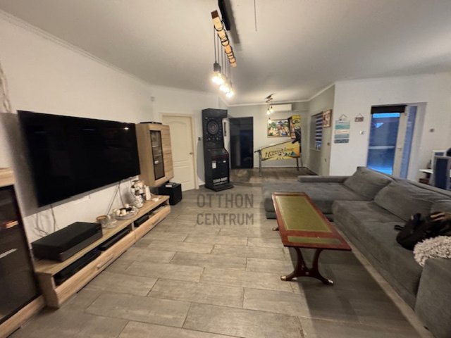 Eladó családi ház, Szadán 180 M Ft, 6 szobás