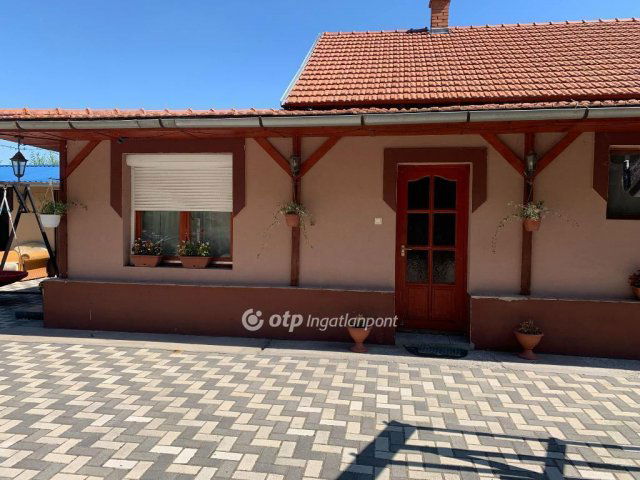 Eladó családi ház, Csemőn 54.9 M Ft, 4 szobás