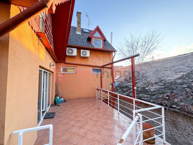 Eladó családi ház, Pécsett 114.9 M Ft, 8 szobás