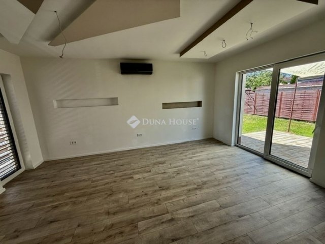 Eladó családi ház, Pécsett 145 M Ft, 4 szobás