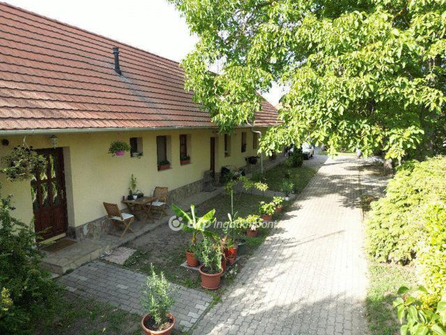 Eladó családi ház, Vértesbogláron 89.9 M Ft, 8 szobás