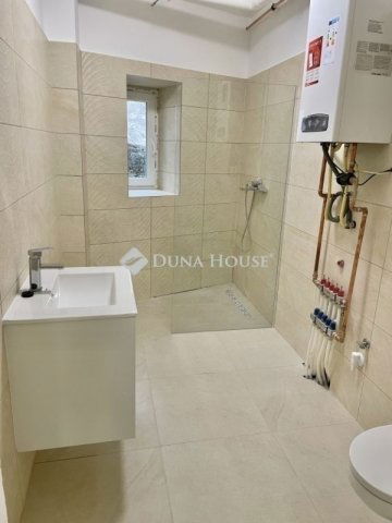 Eladó téglalakás, Pécsett 59.9 M Ft, 3 szobás