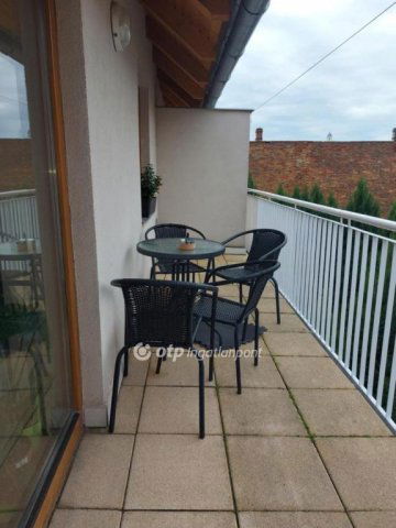 Eladó téglalakás, Pécsett 82 M Ft, 3 szobás